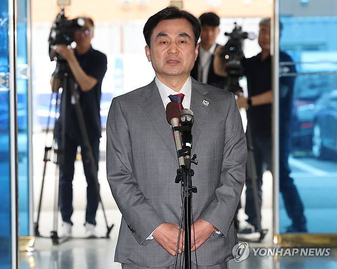 답변하는 안규백 후보자 (서울=연합뉴스) 서명곤 기자 = 안규백 국방부 장관 후보자가 27일 서울 용산구 육군회관에 마련된 인사청문회 준비사무실로 들어서며 취재진의 질문에 답하고 있다. 2025.6.27 seephoto@yna.co.kr