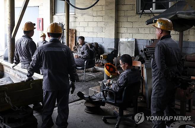 삼척 도계광업소 최후의 광부들 (삼척=연합뉴스) 양지웅 기자 = 27일 강원 삼척시 도계광업소에서 광부들이 펌프 설비 점검 전 대화하고 있다. 2025.6.27 yangdoo@yna.co.kr