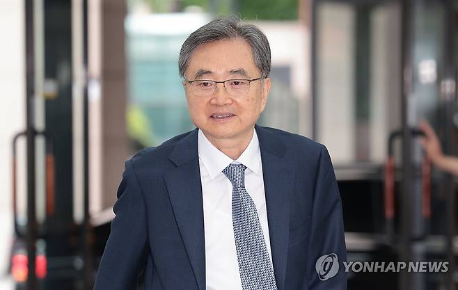 조현 외교부 장관 후보자 첫 출근 (서울=연합뉴스) 김인철 기자 = 조현 외교부 장관 후보자가 24일 서울 종로구에 마련된 인사청문회 준비 사무실로 출근하고 있다. 2025.6.24 yatoya@yna.co.kr