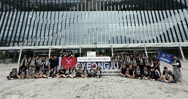 부산에서 경주까지 111km를 완보한 대구가톨릭대 국토대장정 참가 학생들이 경주화백컨벤션센터 HICO 앞에서 기념 촬영을 하는 모습. 대구가톨릭대 제공