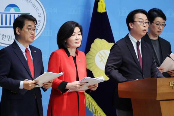 국민의힘 국무총리 인사청문특위 위원인 배준영·김희정·곽규택·주진우 의원이 지난 23일 서울 여의도 국회 소통관에서 김민석 후보자의 자녀 특혜 의혹과 관련해 자진 사퇴를 촉구하는 기자회견을 하고 있다.(사진= 연합뉴스)