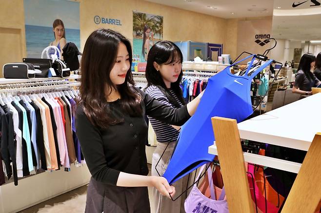 서울시 중구 소공동에 위치한 본점 에비뉴엘 4층 수영복 매장에서 여름 제품을 구경하는 고객.(롯데백화점 제공).