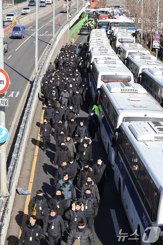 고위공직자범죄수사처가 내란 우두머리 등 혐의를 받는 윤석열 대통령을 체포한 15일 서울 용산구 대통령 관저 앞의 경찰들이 이동하고 있다. 2025.1.15/뉴스1 ⓒ News1 송원영 기자