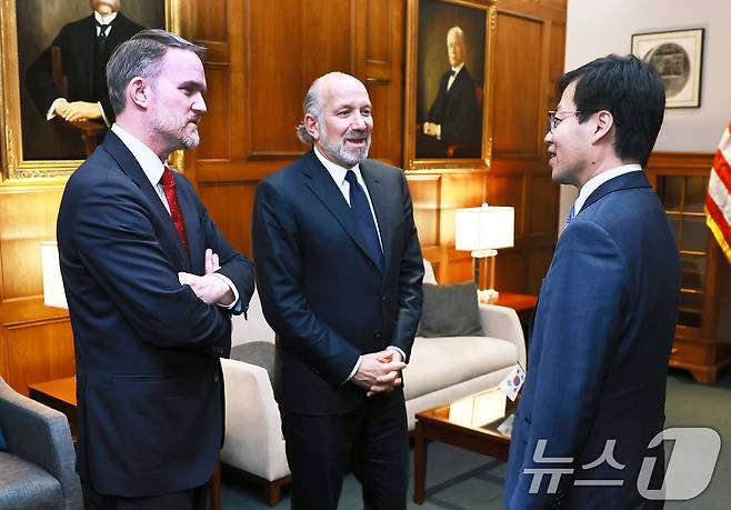 여한구 산업통상자원부 통상교섭본부장이 지난 23일(현지시간) 미국 워싱턴 D.C 상무부 회의실에서 하워드 러트닉 미국 상무부 장관과 제이미슨 그리어 미국 무역대표부 대표와 면담을 나누고 있다. (산업통상자원부 제공. 재판매 및 DB 금지) 2025.6.24/뉴스1