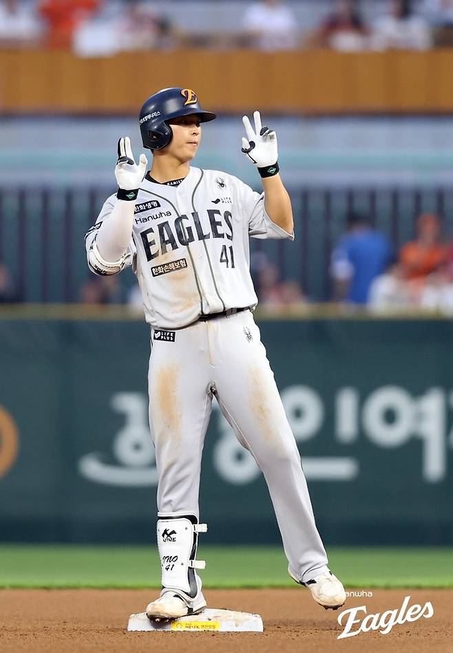 한화 최인호가 27일 인천SSG랜더스필드에서 열린 2025 KBO리그 정규시즌 SSG전에서 안타를 치고 세리머니를 하고 있다. 사진 | 한화 이글스