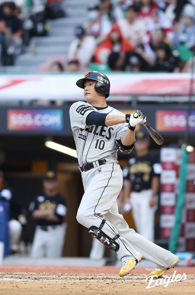 한화 이진영이 28일 인천SSG랜더스필드에서 열린 2025 KBO리그 정규시즌 SSG전에서 타격하고 있다. 사진 | 한화 이글스