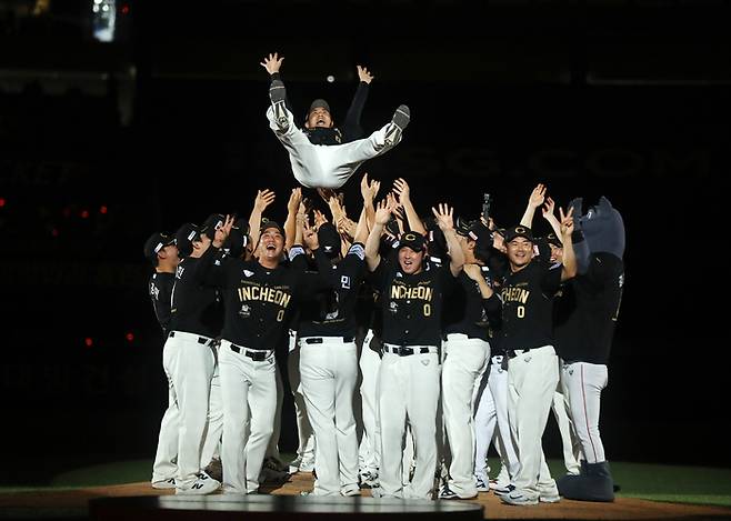 SSG 선수단이 28일 인천SSG랜더스필드에서 열린 김강민 은퇴식에서 헹가래를 치고 있다. 사진 | SSG 랜더스