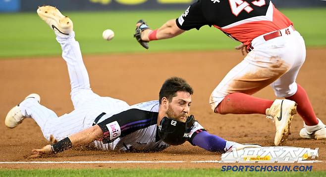 4회말 문성주의 안타에 3루로 몸을 날린 오스틴