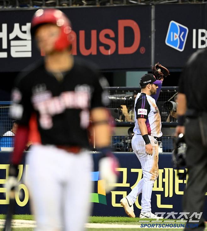 기쁨을 나누는 오스틴과 허탈한 박찬호의 실루엣