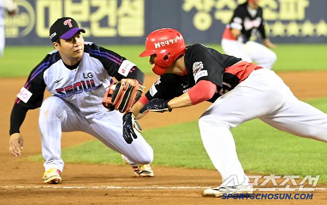 오스틴의 홈송구에 이은 박동원의 송구에 태그아웃되는 3루주자 김호령