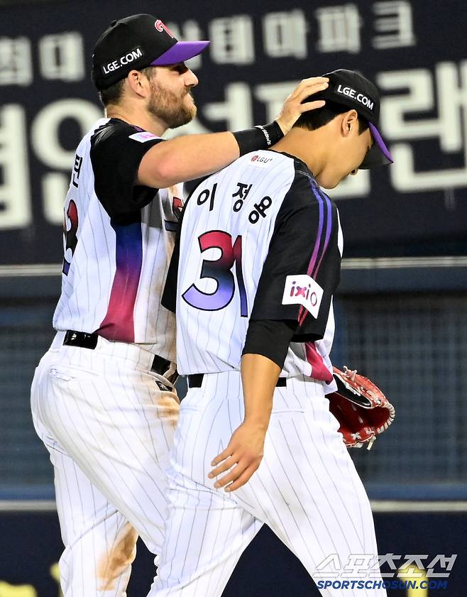 이정용의 머리를 쓰다듬는 오스틴