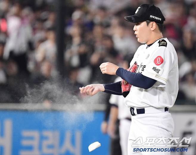 27일 부산 사직구장에서 열린 롯데와 KT의 경기. 7회 역전을 허용한 롯데 최준용. 부산=송정헌 기자songs@sportschosun.com/2025.06.27/