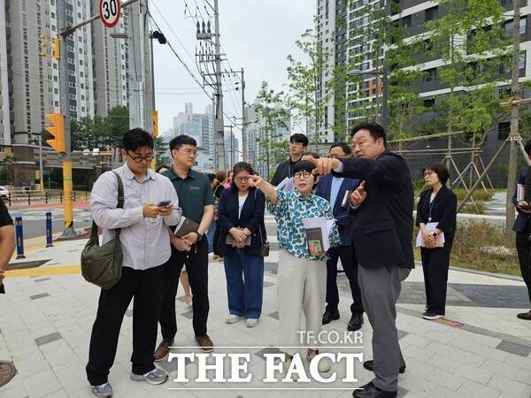 송인석 대전시의원이 27일 대전천동초등학교를 방문해 인근 교통 민원에 대해 확인하고 있다./대전시의회