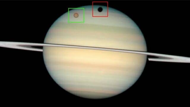 15년마다 지구에서는 타이탄(녹색 상자)의 그림자(빨간색 상자)가 토성을 가로 지르는 모습을 볼수 있다. 이 사진은 허블 우주 망원경이 2009년에 촬영한 것 (출처=NASA, ESA, 허블 헤리티지 팀(STScI/AURA))
