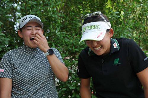 이와이 아키에(왼쪽)-치사토 자매가 숍라이트 LPGA 클래식 인터뷰 도중 웃음을 터뜨리고 있다. AFP연합뉴스