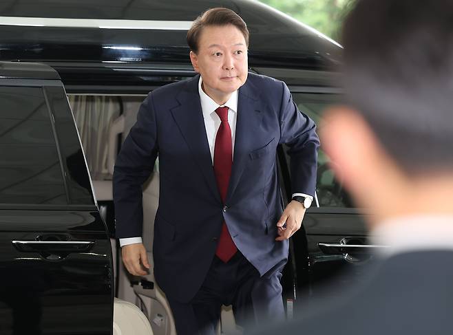 윤석열 전 대통령이 28일 오전 대면 조사를 받기 위해 서울 서초구 서울고검에 마련된 내란특검 사무실로 출석하고 있다./남강호 기자
