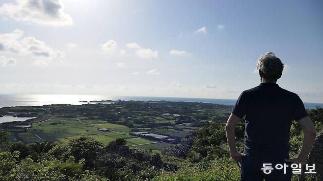 일본 가고시마현 최남단 섬인 요론섬. 요론섬 남쪽 요론성터에 오른 한 남성이 바다를 향해 서 있다. 사진 왼쪽 살짝 보이는 것은 오키나와 본섬 북부 구니가미이고 그 오른쪽으로 봉우리 7개가 연속하는 이헤야섬이 가물가물 보인다. 이 남성은 무엇을 바라보고 있는 것일까. 바다일까, 섬일까, 아니면 그 자신일까.