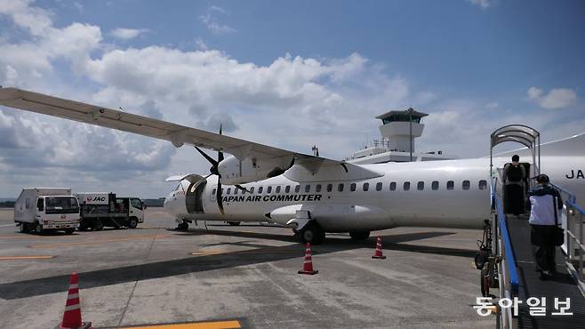 일본 가고시마공항에서 요론섬 요론공항을 하루 한 번씩 왕복 운항하는 JAC 소속 78인승 쌍발 터보프롭(프로펠러) ATR-72 600 비행기. 2027년 울릉도에 들어설 공항 활주로 길이 1200m와 같은 1200m 활주로가 있는 요론공항에 무리 없이 착륙했다.