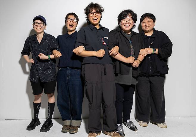 ‘2025 서울국제도서전’에 레즈비언 출판인 연합을 이뤄 참여한 ‘화이트 리버’ 남선미 대표, ‘오리집’ 진솔·김하나 공동대표, ‘움직씨’ 노유다·나낮잠 공동대표. (왼쪽부터) 김진수 선임기자 jsk@hani.co.kr