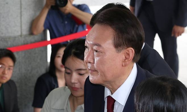 윤석열 전 대통령이 28일 피의자 신분으로 내란 사건을 수사하는 조은석 특별검사팀의 조사를 받기 위해 서울 서초구 서울고검 청사로 출석하고 있다. 공동취재사진