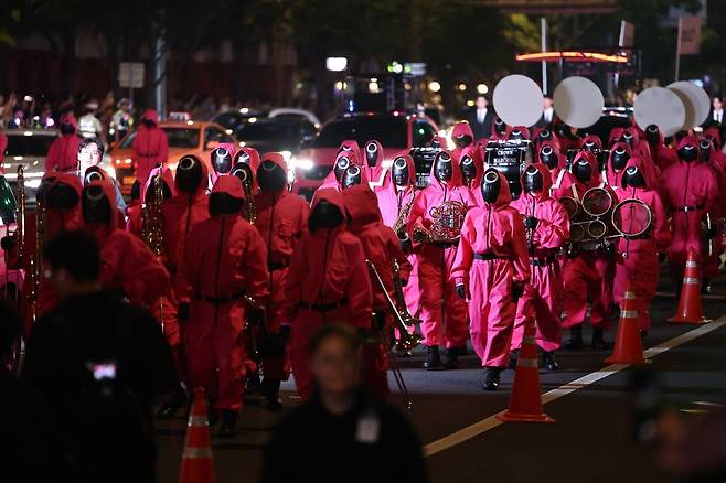 28일 서울 세종대로에서 \'\'오징어 게임 시즌3\'\' 퍼레이드 행사가 진행되고 있다. 연합뉴스