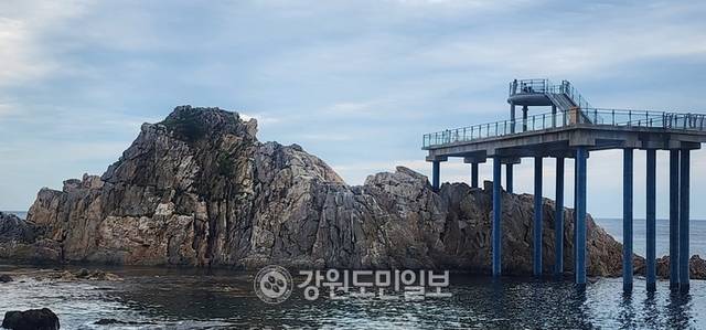 ▲ 최북단 화진포로 향하는 해안 길목인 거진 백섬 주변은 1975년 방영된 전쟁 드라마 ‘전우’의 촬영 배경지로 유명하다.