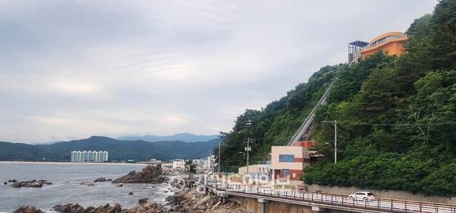 ▲ 거진 백섬 스카이워크가 관광인프라로 인기를 끌자, 고성군이 바로 옆에 포르투갈의 세계적 서핑명소인 포르투갈 나자레의 엘리베이터 전망대와 같은 관광콘텐츠를 조성하고 있다.