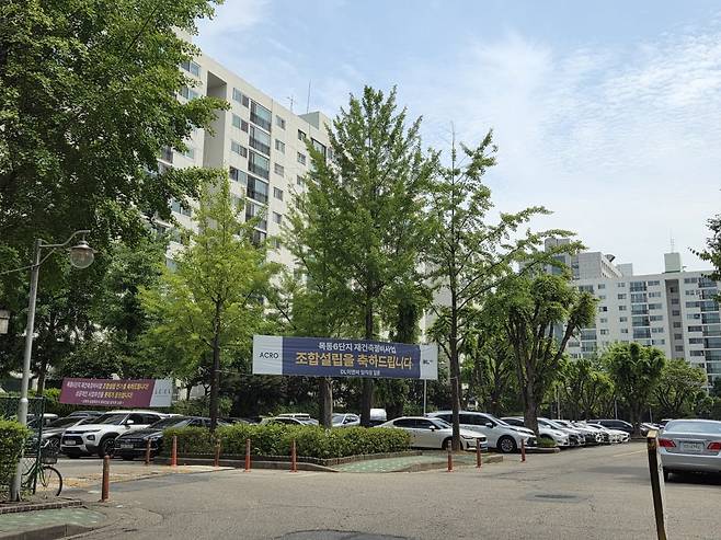 목동6단지 곳곳에 조합설립인가를 축하하는 건설사들의 현수막이 걸려 있다. /한경DB