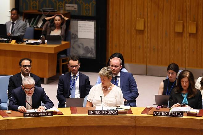 <미·이란, 안보리서도 냉랭> 아미르 사에이드 이라바니 주유엔 이란 대사(앞줄 왼쪽)가 22일(현지시간) 미국 뉴욕 유엔본부에서 개최된 유엔 안전보장이사회 긴급회의에서 발언하고 있다. 이라바니 대사가 발언하는 사이 도로시 셰이 주유엔 미국 대사 대행(앞줄 오른쪽)은 휴대폰을 살펴보고 있다. AFP연합뉴스