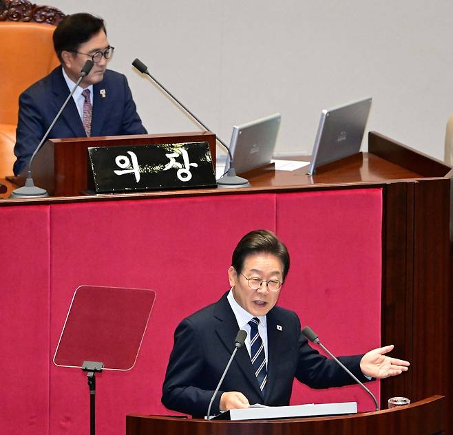 <“국민의 삶 지키는 정부될 것”> 이재명 대통령이 26일 국회 본회의장에서 정부의 2차 추가경정예산안 관련 시정연설을 하고 있다. 취임 후 첫 시정연설이다. 박민규 선임기자
