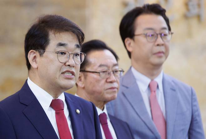 김민석 국무총리 후보자 인사청문특별위원회 국민의힘 간사를 맡고 있는 배준영 의원이 26일 서울 여의도 국회 로텐더홀에서 기자회견을 하고 있다. 연합뉴스