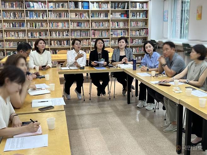 과천시초중고학부모연합회 관계자들(모자이크 처리)이 민원 접수 후 과천시의회 의원들(가운데)과 간담회를 열고 학부모로서의 우려를 전하고 있다.