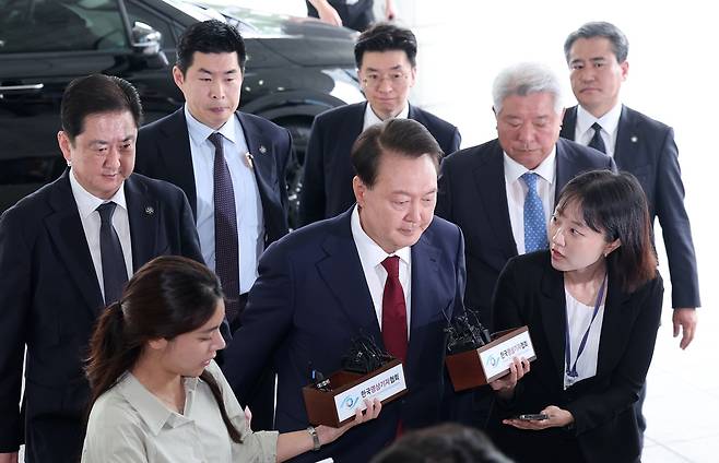 윤석열 전 대통령이 28일 피의자 신분으로 내란특검 조사를 받기 위해 서울 서초구 서울고검 청사로 출석하고 있다. 윤 전 대통령 뒤에는 동행하는 법률대리인단의 모습. 연합뉴스