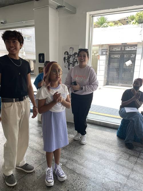 서울 성동구 택사서울에서 열리는 BTS팬아트 전시 ‘부재 속 존재: 챕터 2 BTS 아트’전시를 찾은 해외 아미가 작품을 감상하고 있다. 사진제공=25th Hour Collective