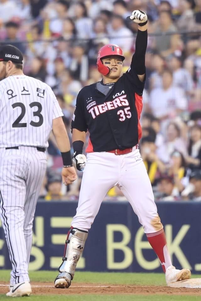 김석환이 28일 잠실 LG전에서 결승타를 친 뒤 포효하고 있다. 사진=KIA 제공