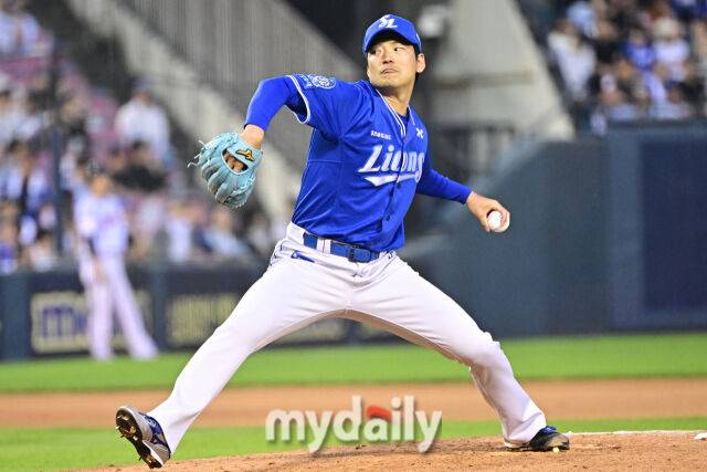 31일 서울 잠실야구장에서 열린 '2025 신한 SOL BANK KBO리그' 삼성 라이온즈와 LG 트윈스 경기. 삼성 백정현이 9회말 교체되 마운드에 올라 힘차게 투구하고 있다./백정현