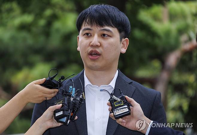 (서울=연합뉴스) 황광모 기자 = 한성존 서울아산병원 전공의 대표가 9일 오전 참고인 조사를 받기 위해 서울 마포구 서울경찰청 공공범죄수사대 도착해 취재진 질문에 답하고 있다. 2024.9.9 hkmpooh@yna.co.kr 연합뉴스