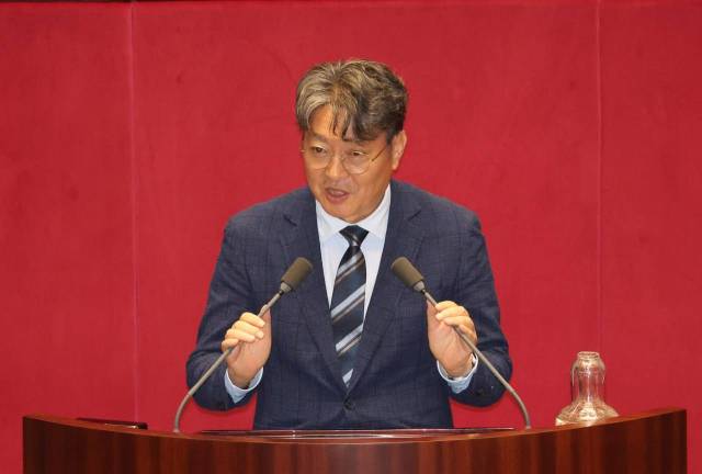 ▲이춘석 법사위원장은 27일 '민생을 위해서라면, 싸우는 게 맞다'는 글을 올리고 "지금 법사위는 여야 정쟁의 최전선에 서 있다. 저는 법사위에서 싸워야 한다고 생각한다"고 주장했다. ⓒ이춘석 의원 페이스북