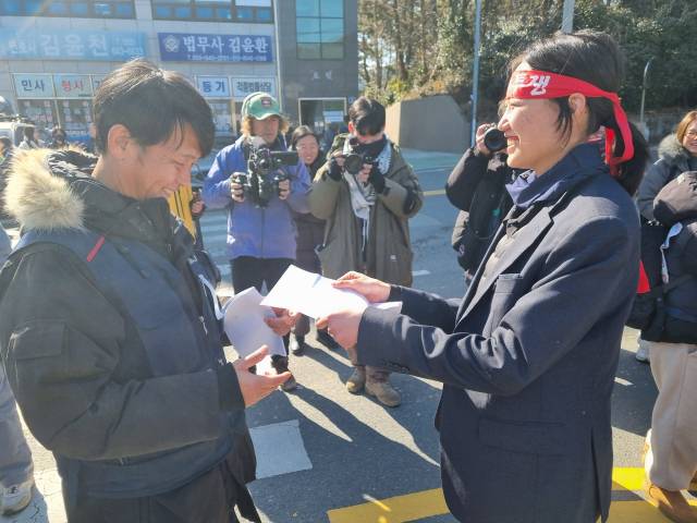 ▲2월 19일 통영법원 앞에서 조합원 가입신청서를 제출한 날. 왼쪽은 김형수 거통고지회장, 오른쪽이 예은 씨 ⓒ 서진ENG 변주현