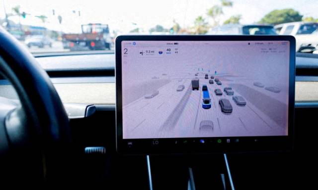 테슬라 모델 3 차량이 미국 캘리포니아주에서 완전 자율주행(FSD, Full Self-Driving) 기능을 사용해 주행하고 있다. 로이터연합뉴스