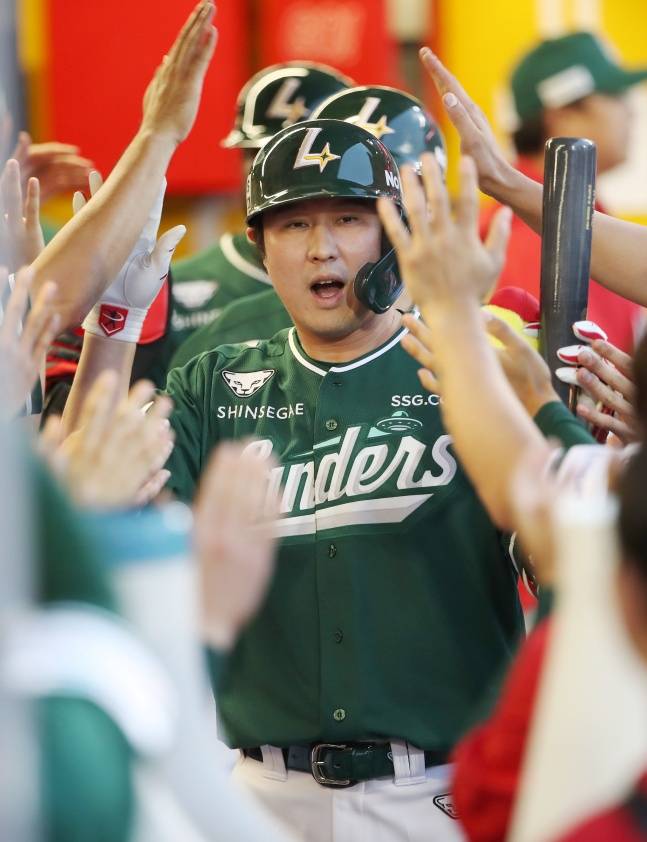 SSG 최정이 27일 인천 한화전에서 3점 홈런을 치고 동료들의 축하를 받고 있다. /사진=SSG 랜더스 제공