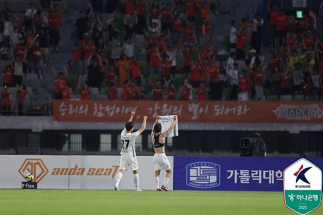 상의 탈의 세리머니하는 김대원(오른쪽). /사진=한국프로축구연맹 제공