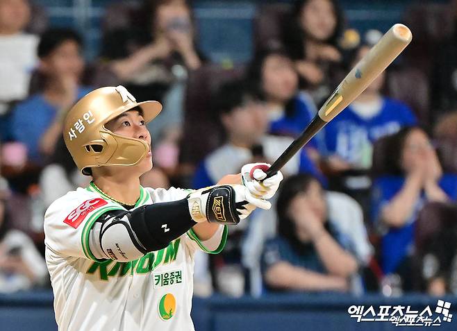 27일 오후 서울 구로구 고척스카이돔에서 열린 2025 신한 SOL Bank KBO리그 삼성 라이온즈와 키움 히어로즈의 경기, 8회말 2사 1루 키움 송성문이 투런 홈런을 날리고 있다. 엑스포츠뉴스 DB