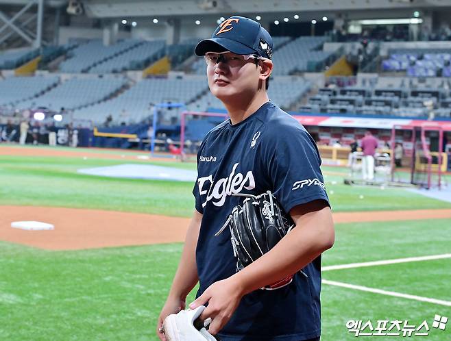 9일 오후 서울 구로구 고척스카이돔에서 열리는 '2025 신한 SOL Bank KBO리그' 한화 이글스와 키움 히어로즈의 경기, 한화 김서현이 훈련을 위해 그라운드로 나가고 있다. 엑스포츠뉴스 DB