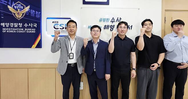 해경 수중감식관과 과학수사계 직원들 (인천=연합뉴스) 강종구 기자 = 중부해경청 수중감식관인 박창준(가운데) 경사, 유종원(오른쪽서 두 번째) 경장을 포함해 해경청과 중부청 과학수사계 직원들이 지난 26일 본청 수사국 앞에서 파이팅을 외치고 있다. 2025.6.28
inyon@yna.co.kr
(끝)