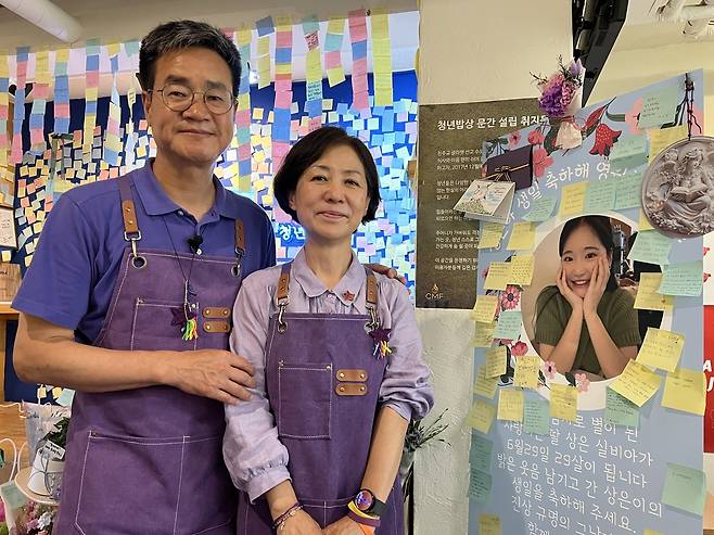 이태원 참사 희생자 고(故) 이상은 씨 부모님 (서울=연합뉴스) 최윤선 기자 = 이태원 참사 희생자 고(故) 이상은 씨의 아버지 이성환(59)씨(왼쪽)와 어머니 강선이(55)씨가 딸 상은씨 사진 옆에서 미소 짓고 있다. 2025.6.28 ysc@yna.co.kr