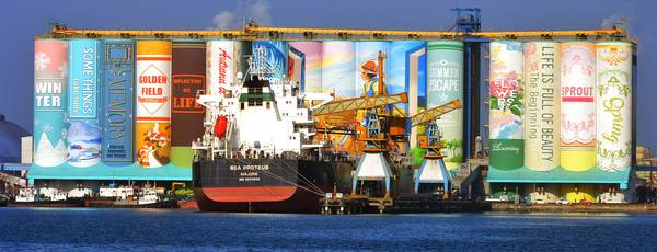 세계에서 가장 큰 야외벽화로 기네스북에 등재된 인천시 중구 인천 내항 7부두 내 사일로(곡물저장고) 벽화. /경인일보 DB