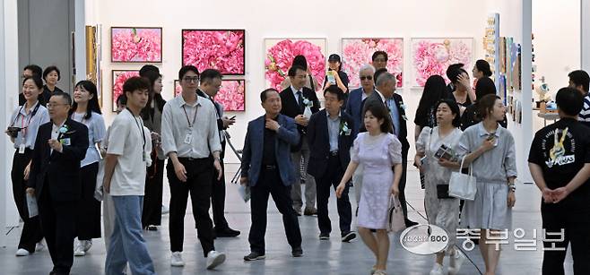 26일 오전 수원시 영통구 수원컨벤션센터에서 열린 '2025 화랑미술제 인(in) 수원'에서 관람객들이 다양한 미술 작품을 관람하고 있다. 김경민기자