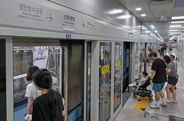 인천지하철 1호선 검단연장선이 지난 28일 개통됐다. 휴일인 29일 인천시 서구 신검단중앙역에서 가족단위 시민들이 지하철을 타고 있다. 이진우 기자 ljw@kihoilbo.co.kr