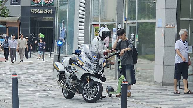 이륜차 법규 위반 단속 모습. 사진=남부서 제공.